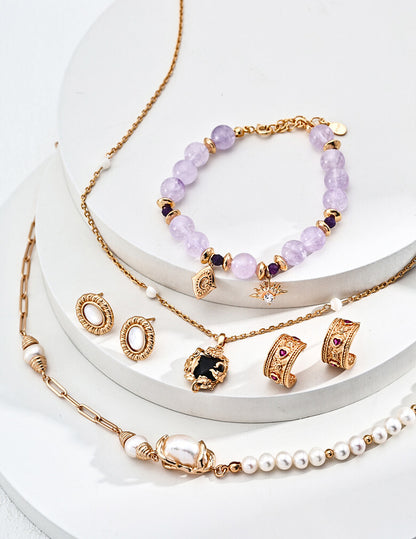 Chic Asymmetry: Elegant Pearl Necklace